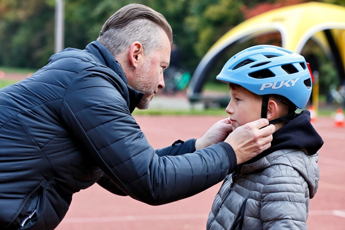 ADAC Kinderfahrradhelm-Test mit ernüchterndem Ergebnis: Kein Helm erreicht die Gesamtnote "gut" / Testverlierer kostet 80 Euro, verstellt sich aber bei der Fahrt von selbst