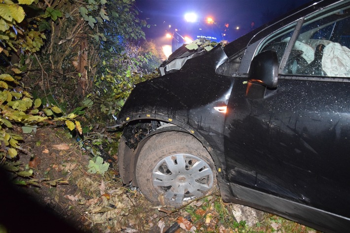 POL-HF: PKW schleudert in Graben- Fahrer verletzt