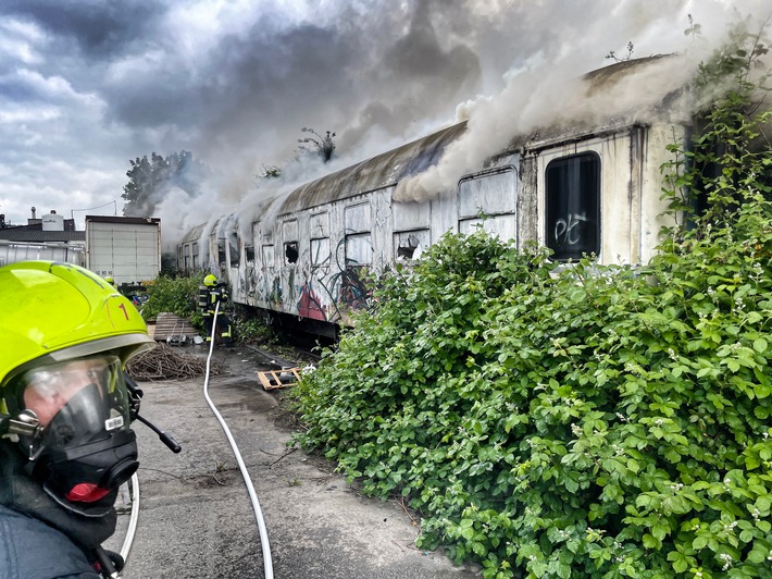 FW-NE: Feuer in einem alten Bahnwaggon | Keine Verletzten