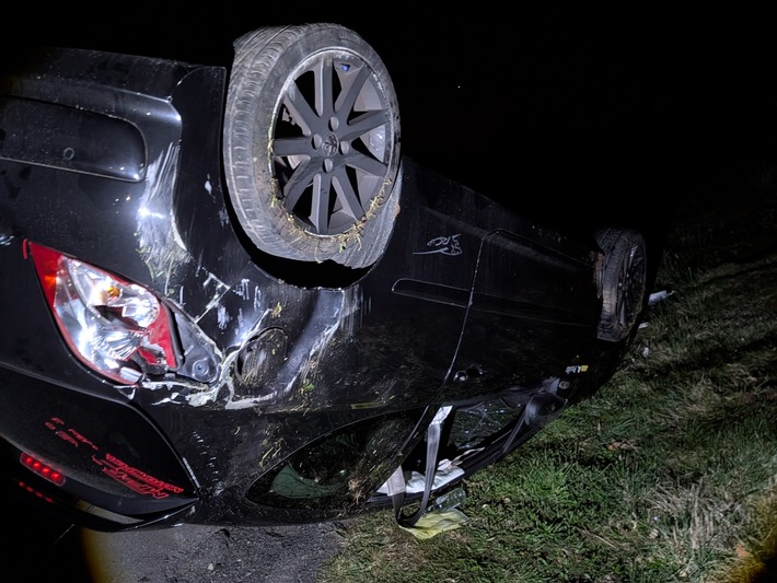 POL-GM: Auto überschlägt sich - Fahrer leicht verletzt