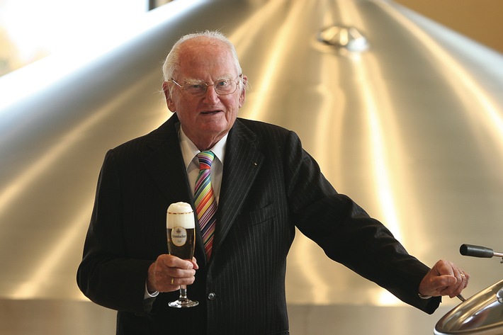 Dr. h.c. Friedrich Schadeberg, Seniorchef der Krombacher Brauerei, feiert am Tag des Deutschen Bieres seinen 95. Geburtstag
