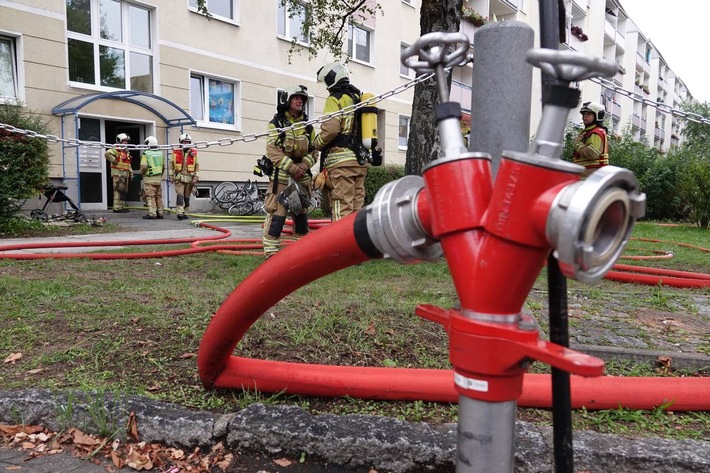 FW Dresden: Kellerbrand - Feuerwehr rettet zahlreiche Personen aus Mehrfamilienhaus