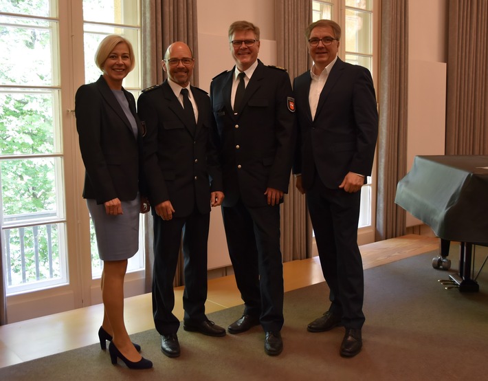 POL-OLD: +++ Polizeipräsident Andreas Sagehorn führt Thomas Weber in neues Amt als Leiter der Polizeiinspektion Oldenburg-Stadt/Ammerland ein +++ Feierstunde im Alten Landtag +++