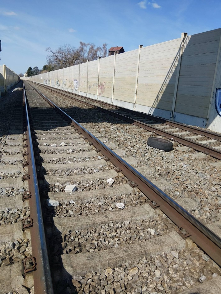 Bundespolizeidirektion München: Steine und Reifen im Gleisbereich: Gefährlicher Eingriff in den Bahnverkehr - Bundespolizei Freilassing sucht Zeugen