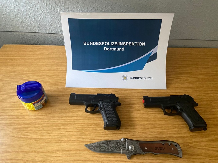 BPOL NRW: 3 Waffen in 30 Minuten - Bundespolizisten stellen in kurzer Zeit mehrere Waffen sicher