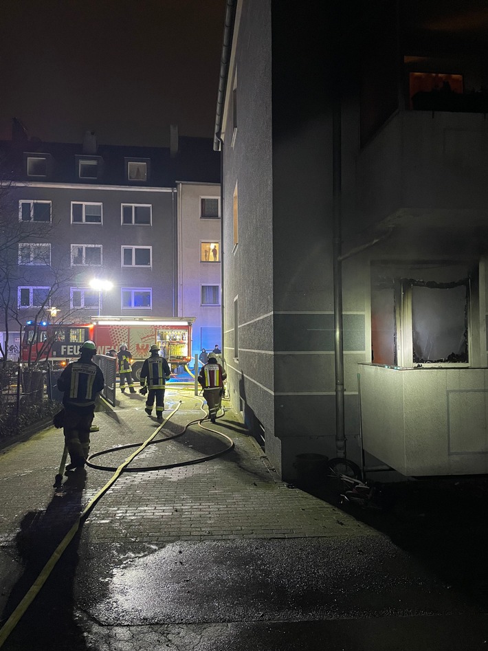 FW-E: Wohnungsbrand in einem Mehrfamilienhaus - eine Person leicht verletzt