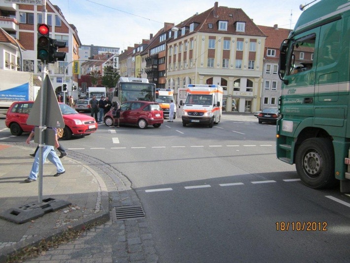 POL-HI: Fünf leichtverletzte Personen nach Unfall mit Stadtbus