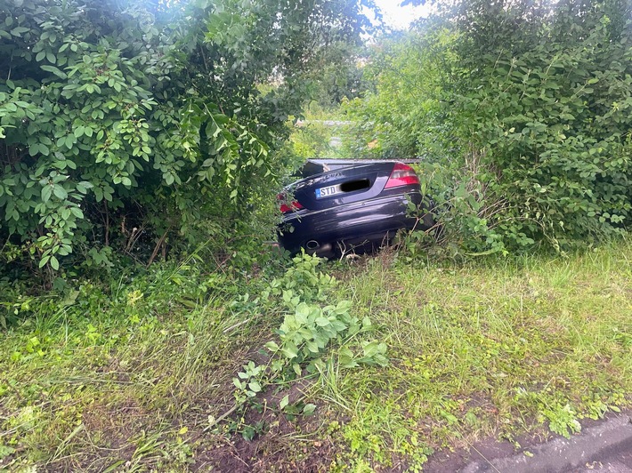 POL-STD: Stade: Fahrt endet im Garten - Zeugen nach Unfall im Bereich Salztorscontrescarpe gesucht