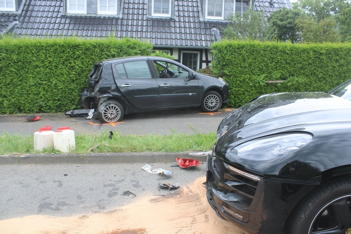 POL-RBK: Overath - Kleinwagen zu schnell in einer Rechtskurve unterwegs