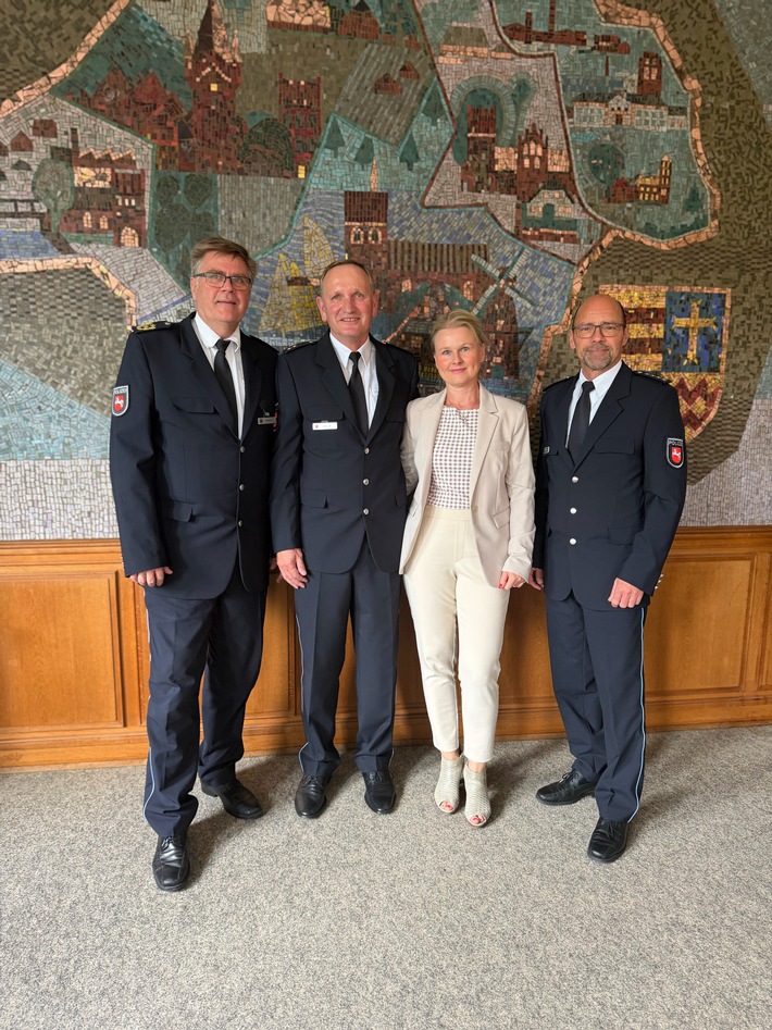 POL-OLD: +++ Neue Leitung beim Polizeikommissariat Westerstede - Polizeipräsident Andreas Sagehorn überträgt die Verantwortung an Kriminaloberrat Rolf Cramer +++