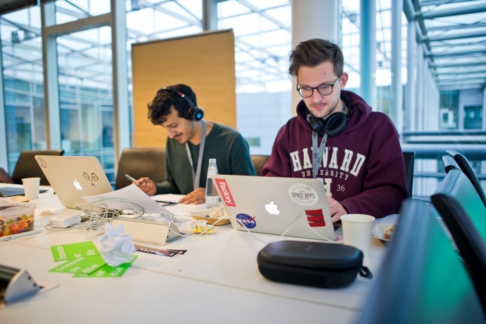 Hackathon #DataDeepDive im Newsroom der Deutschen Presse-Agentur in Berlin: Rund 100 Entwickler, Journalisten und Data Scientists arbeiteten an neuen Modellen für datengetriebenen Journalismus und Geschäftsideen auf Basis von Algorithmen und künstlicher Intelligenz. Organisiert hat den Hackathon der internationale Startup-Beschleuniger next media accelerator (nma). (Foto: Arne Immanuel Bänsch, dpa) Weiterer Text über ots und www.presseportal.de/nr/8218 / Die Verwendung dieses Bildes ist für redaktionelle Zwecke honorarfrei. Veröffentlichung bitte unter Quellenangabe: "obs/dpa Deutsche Presse-Agentur GmbH/Arne Immanuel Bänsch"