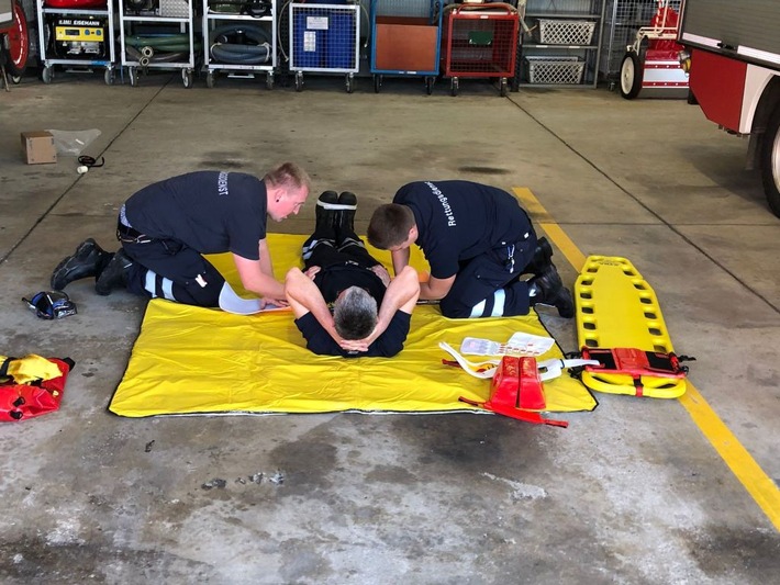 FW Helmstedt: &quot;Trauma Tag&quot; - Zusammenarbeit Rettungsdienst und Feuerwehr