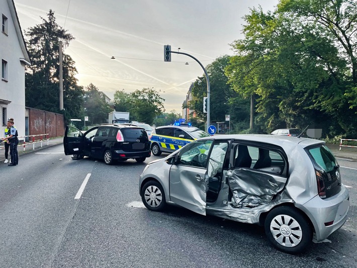 POL-ME: Hoher Sachschaden nach Verkehrsunfall - Hilden - 2107059