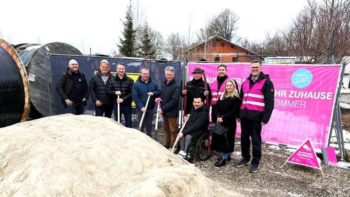 Telekom startet mit dem Spatenstich den Glasfaserausbau in Miesbach