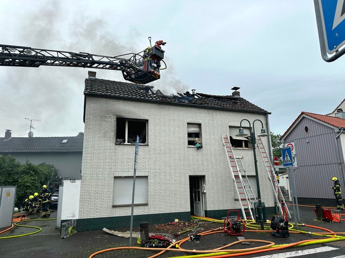 FW Sankt Augustin: Sieben Verletzte bei brennendem Wohnhaus