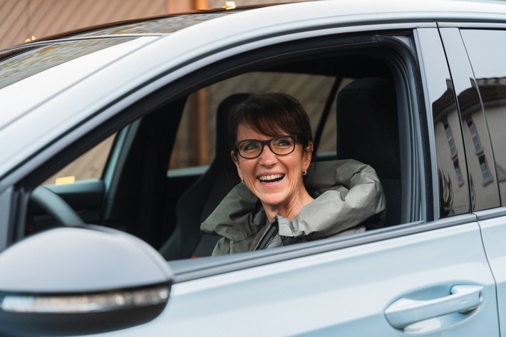 Vom Schreibtisch auf die Überholspur: Vertriebsassistentin gewinnt VW Golf 8 GTI Clubsport und 150.000 Euro