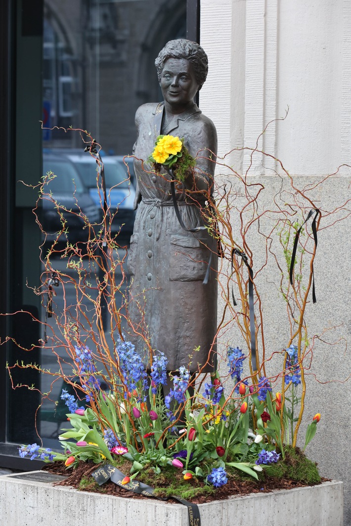 Fleurop feiert Frauentag / Weibliche Statuen im ganzen Land bekommen zum Weltfrauentag mehr Sichtbarkeit durch Blumenschmuck
