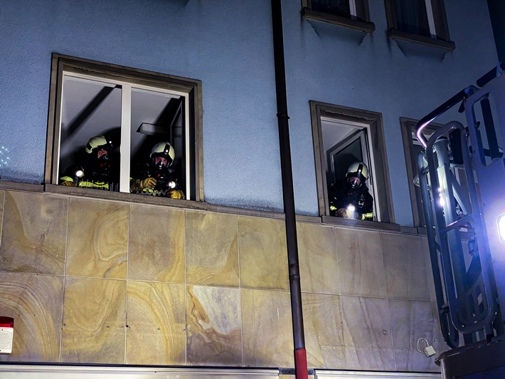 FW-MK: Feuer in einem Nagelstudio in der Innenstadt