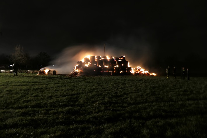 FW-DO: 60 Rundballen im Vollbrand in Scharnhorst