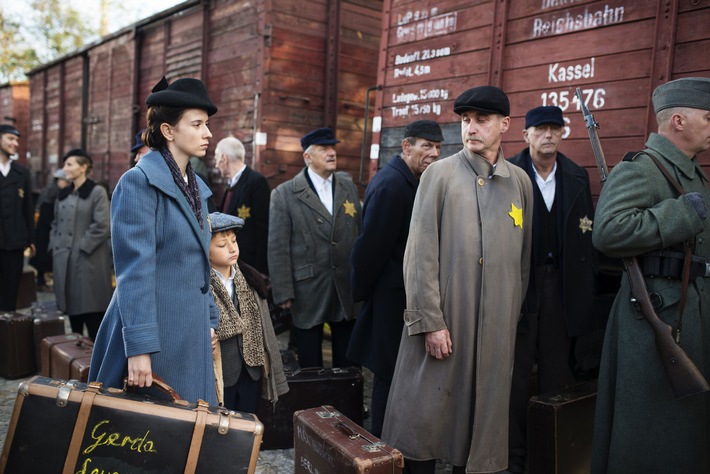 "Mit dem Mut der Verzweiflung - 70 Jahre nach Auschwitz" / Hugo Egon Balder führt durch die szenische ZDF-Dokumentation (FOTO)