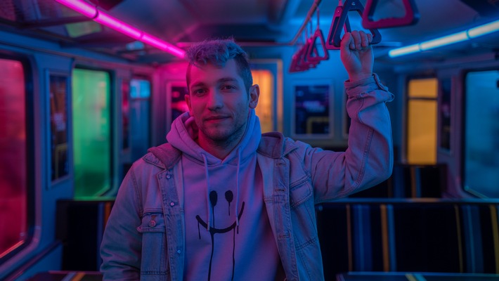 YouTube-Star Rezo startet mit erstem Format auf Amazon Freevee: FAKE TRAIN - die spannende Gameshow rund um Fake News und Desinformation mit prominenten Gästen