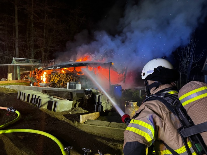 FW-GL: Bilanz zur Silvesternacht der Feuerwehr Bergisch Gladbach