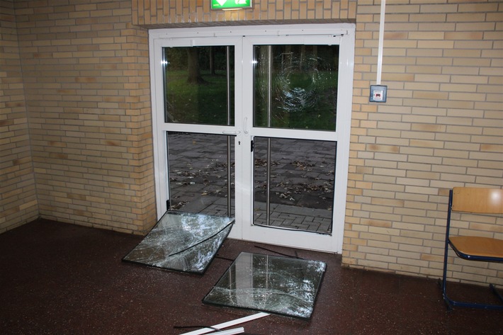 POL-HA: Eingangstür der Vinckeschule beschädigt - Zeugen gesucht