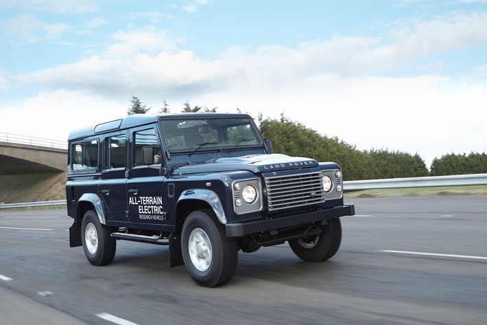 Volle Geländetauglichkeit bei rein elektrischem Antrieb: &quot;Electric Defender&quot; - Land Rover enthüllt auf dem Genfer Salon Elektroversion der 4x4-Ikone (Bild)