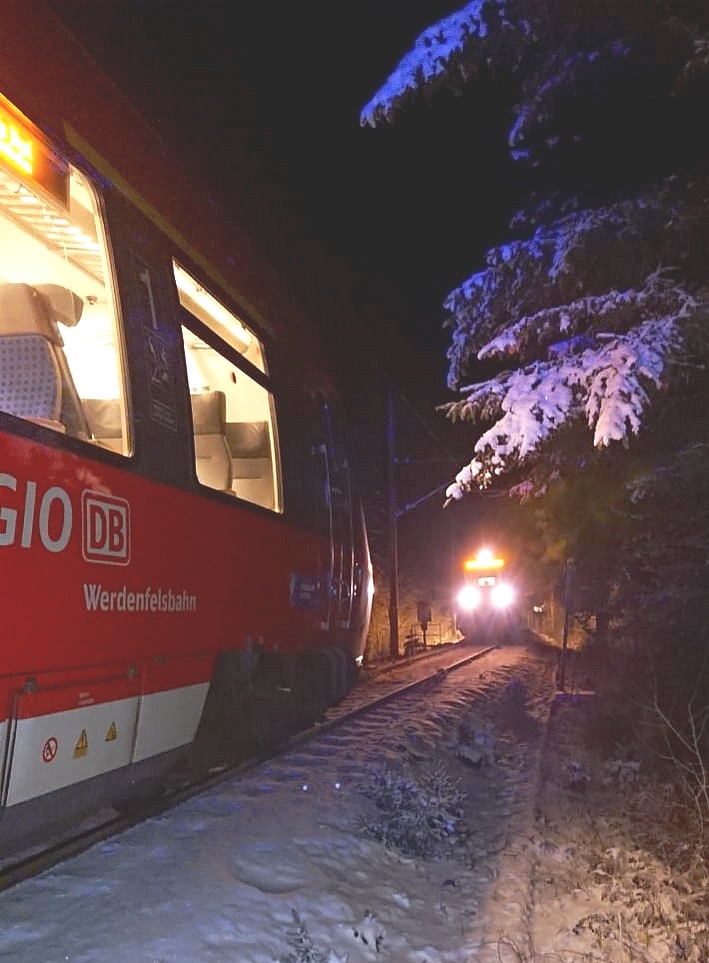 Bundespolizeidirektion München: Triebfahrzeugführer bringt Regionalbahn rechtzeitig zum Stehen / Züge stehen sich auf eingleisiger Strecke gegenüber - Fahrgäste evakuiert