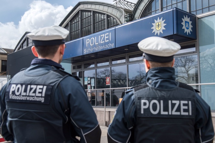 BPOL-HH: Über 3 Promille - mit Haftbefehl gesuchter Mann zeigt am Hauptbahnhof Hitlergruß