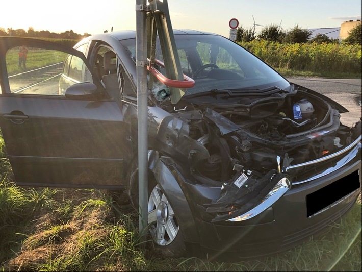 POL-MI: Auto prallt gegen Güterzug: Vierköpfige Familie bleibt unverletzt