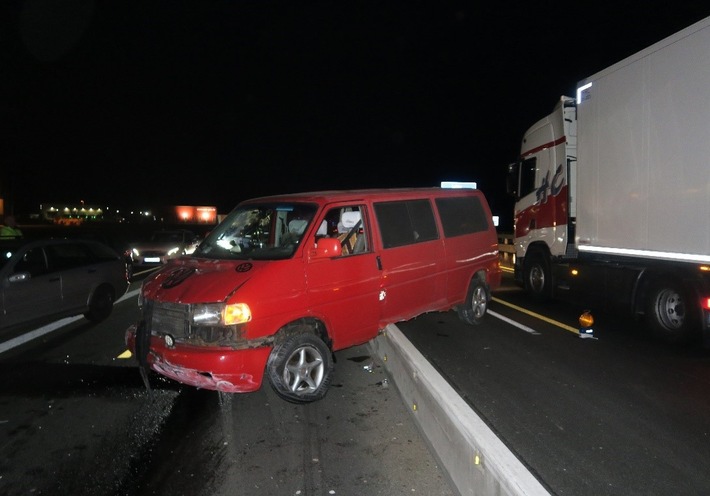 POL-DEL: Autobahnpolizei Ahlhorn: Verkehrsunfall auf der Autobahn 1 im Bereich der Gemeinde Lohne +++ Aufwendige Bergungsmaßnahmen +++ Mehrstündige Vollsperrung