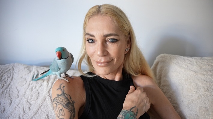 Designerin Sarah Kern wechselt das Haifischbecken - als Auswanderin in "Zwischen Meer und Maloche" ab Sonntag bei Kabel Eins