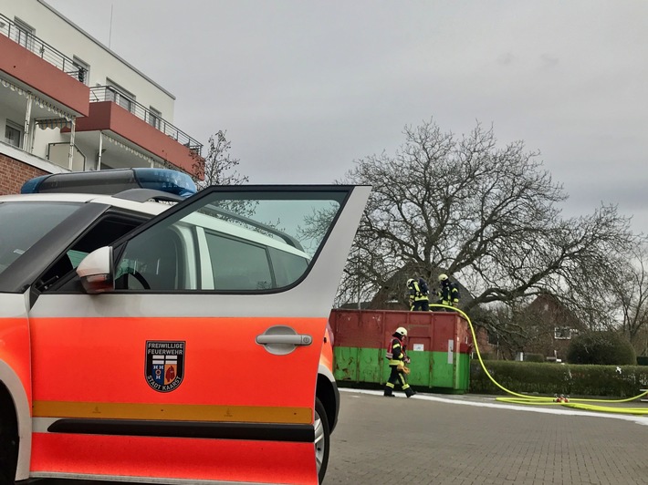 FW-NE: Brand eines Schuttcontainers