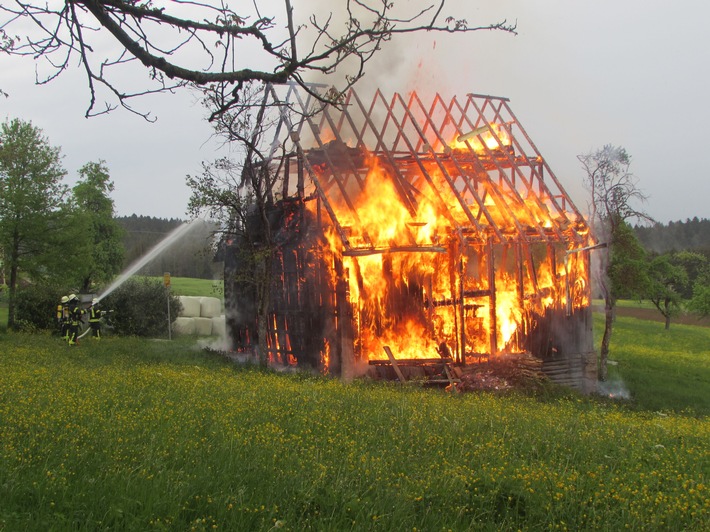 POL-KN: (Dornhan, Lkrs. RW) Feldscheuer brennt lichterloh