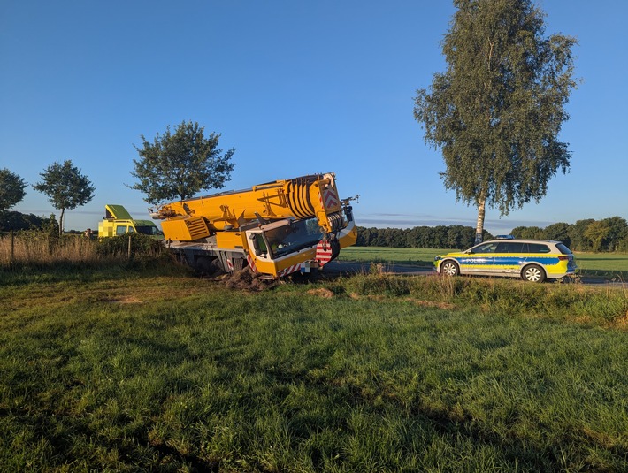 POL-STD: Einbrecher dringen gleich zweimal in Verkaufswagen am Lühe-Anleger ein, Unbekannter entwendet Tasche mit Papieren und Bargeld aus Rettungswagen, Autokran kommt beim Ausweichen von der Straße ab