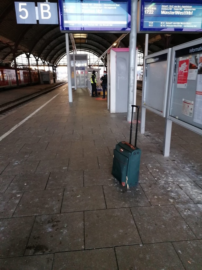 BPOL NRW: Gepäckstück unbeaufsichtigt abgestellt und Beamte beleidigt