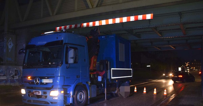 POL-Bremerhaven: Kollision mit Eisenbahnbrücke - beladener Lkw bleibt hängen