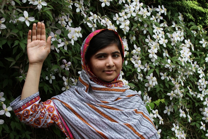 Malala unterstützt Plans Aktion "Raise Your Hand" /      Kinderhilfswerk sammelt am Malala-Tag über 10.000 Hände deutscher Schüler (BILD)