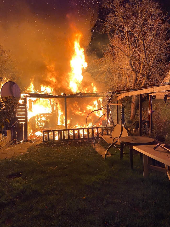 FW Hannover: Laubenbrand in Hannover-Herrenhausen In der Kleingartenkolonie "Berggarten" im Stadtteil Herrenhausen brannte ein Gartenhaus nahezu vollständig aus. Personen wurden nicht verletzt.