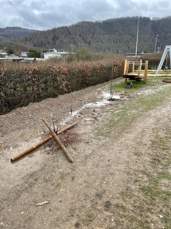 POL-DN: Wiederholte Sachbeschädigung auf dem Dorfplatz