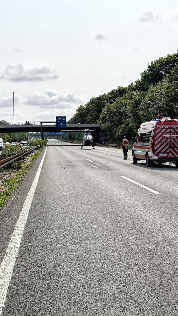 FW-NE: Verkehrsunfall auf der A57 | Eine Person aus PKW befreit