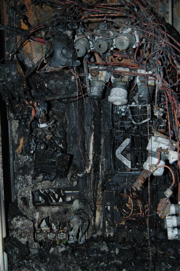 POL-PDKL: Mehrfamilienhaus nach Brand im Sicherungskasten geräumt