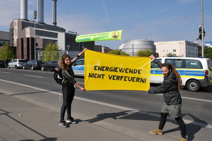 Zur Vattenfall-Hauptversammlung: Klimaprotest vor Heizkraftwerk Berlin-Mitte