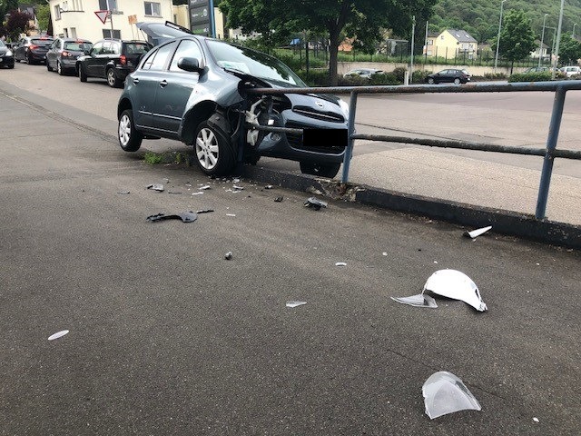 POL-PDTR: Verkehrsunfall mit Personenschaden - Verursacher flüchtet