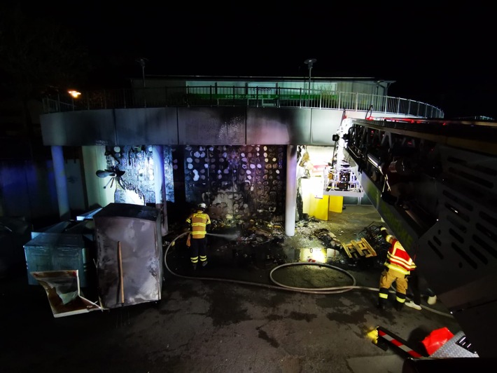 FW-EN: Unbekannter Feuerschein - Brennende Gegenstände an einer Supermarktfassade - Brandausbreitung auf Supermarkt verhindert.