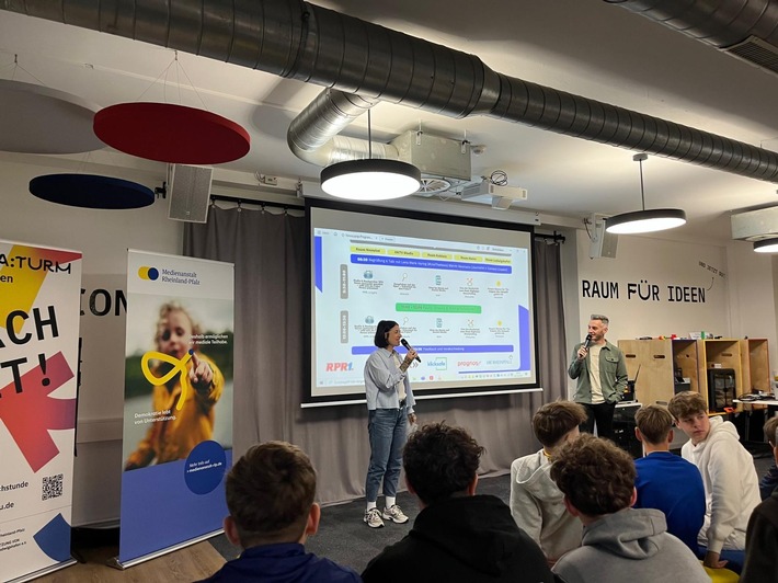 Auftakt der Newscamp-Reihe in Rheinland-Pfalz: Jugendliche erleben Nachrichten hautnah / Weiterer Text über ots und www.presseportal.de/nr/168022 / Die Verwendung dieses Bildes für redaktionelle Zwecke ist unter Beachtung aller mitgeteilten Nutzungsbedingungen zulässig und dann auch honorarfrei. Veröffentlichung ausschließlich mit Bildrechte-Hinweis.