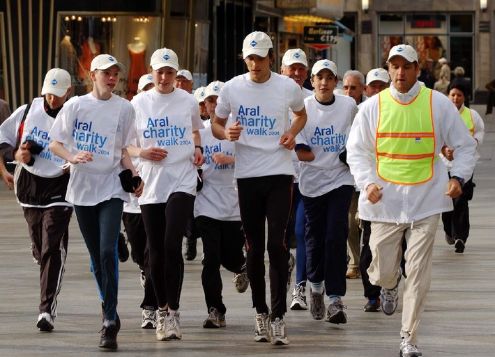 Aral Charity Walk 2004: 30 Tage für den Behindertensport durch Deutschland / Am 19. April in Köln gestartet - Aral Spendenlauf geht in die zweite Runde