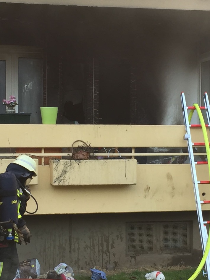 FW-Erkrath: Feuer im Mehrfamilienhaus