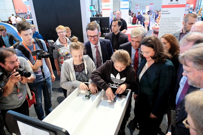 Bundesministerin Andrea Nahles besucht Stand der Autostadt auf der IdeenExpo 2017